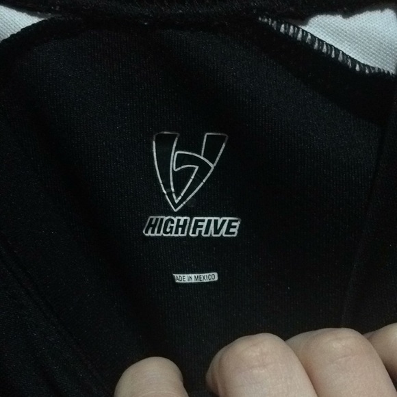 The size is a small use it is black and white - Picture 2 of 3